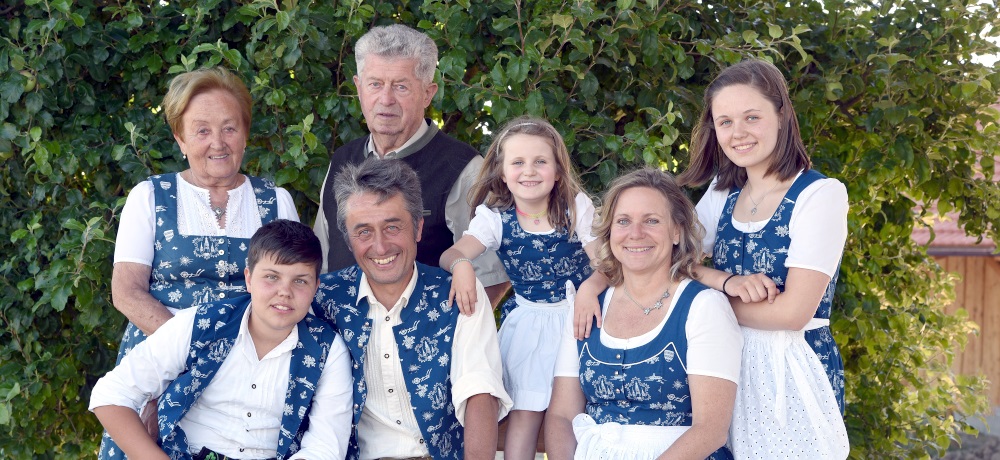 https://2024.koehldorfner.de/wp-content/uploads/2015/05/2018-koehldorfner-holzbau-familienfoto-4199-1000x460.jpg