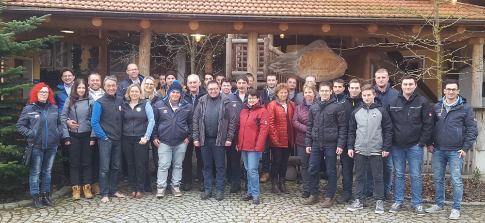 https://2024.koehldorfner.de/wp-content/uploads/2018/01/20180112_093403_Köhldorfner-Holzbau_Betriebsausflug-Huber-Holzbau_1000x460.jpg