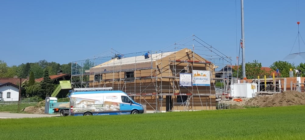 https://2024.koehldorfner.de/wp-content/uploads/2019/07/2019-koehldorfner-holzbau-holzhaus-montage-1000x460.jpg