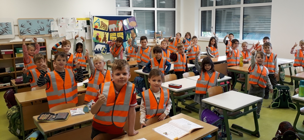 https://2024.koehldorfner.de/wp-content/uploads/2019/10/20190930_koehldorfner-holzbau-spende-warnwesten-erstklaessler.jpg