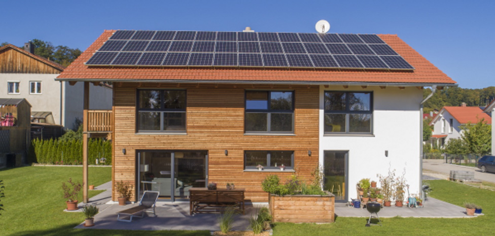 https://2024.koehldorfner.de/wp-content/uploads/2020/12/koehldorfner-häuser-natürlich-gsund-haus-festwiese-außen-008-1000x460pix.jpg