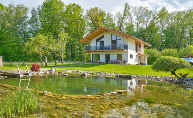 https://2024.koehldorfner.de/wp-content/uploads/2021/08/koehldorfner-haeuser-natuerlich-gsund-haus-am-see_Aussen-seeseite002-1000x640.jpg