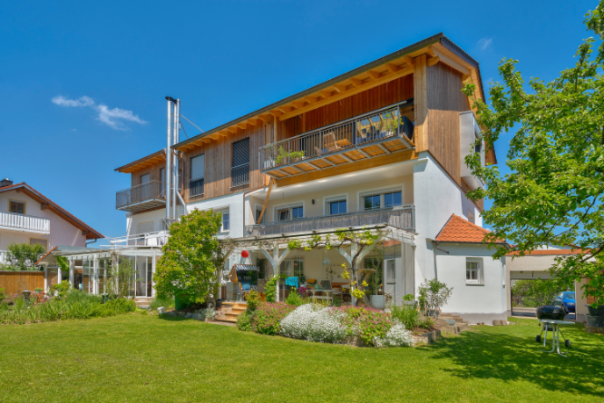 Holzlhaus Slide 1