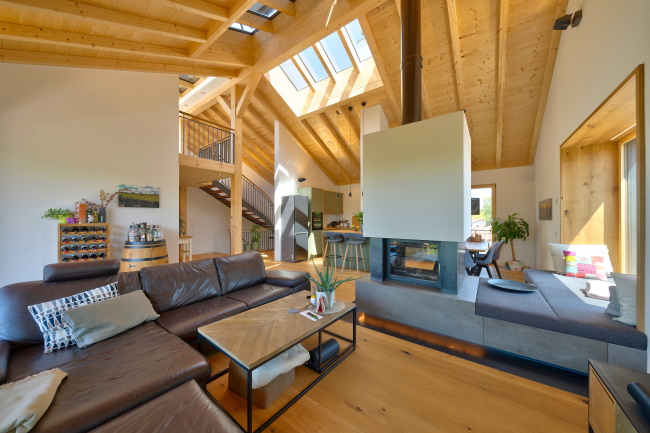 https://2024.koehldorfner.de/wp-content/uploads/2022/02/koehldorfnerhaeusernatuerlichgsund-penthouse-blicknachoben-innen021-650pix.jpg